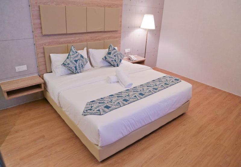 Top Holiday Hotel Seri Kembangan Exterior photo