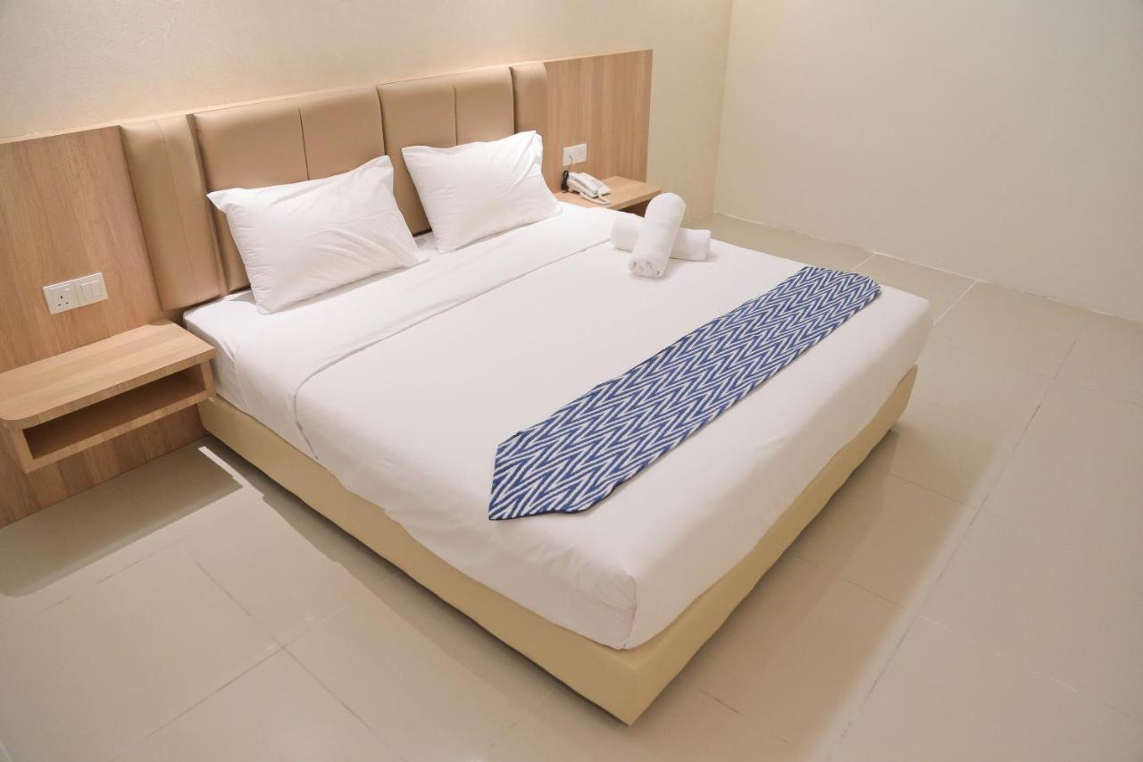 Top Holiday Hotel Seri Kembangan Exterior photo