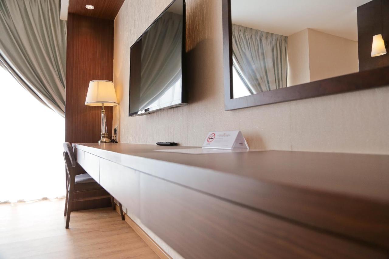 Top Holiday Hotel Seri Kembangan Exterior photo
