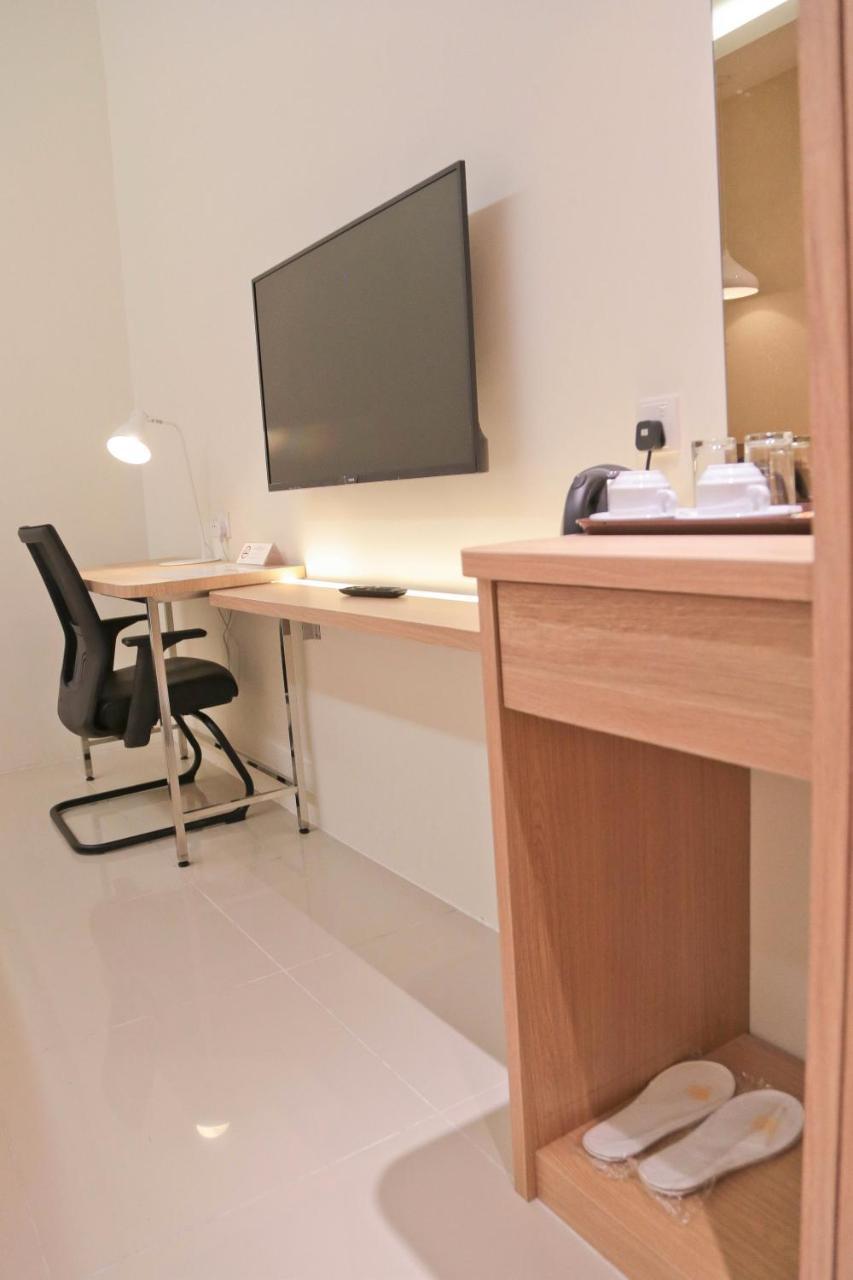 Top Holiday Hotel Seri Kembangan Exterior photo